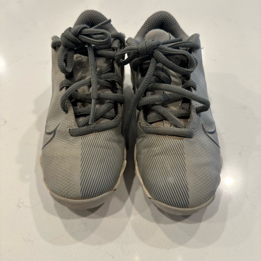 Kids Nike Gray Athletic Shoes T-Ball Cleats / baseball boys